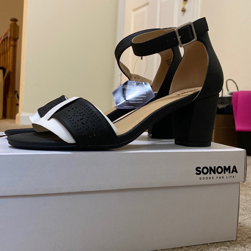 Black heels 8 1/2 ****NEW NEVER WORN****